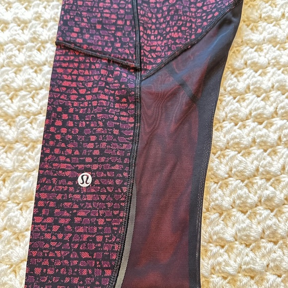 Lululemon Outrun 17" Crop Leggings Shatter Weave Dust Coral Plum
Black - Picture 3 of 5
